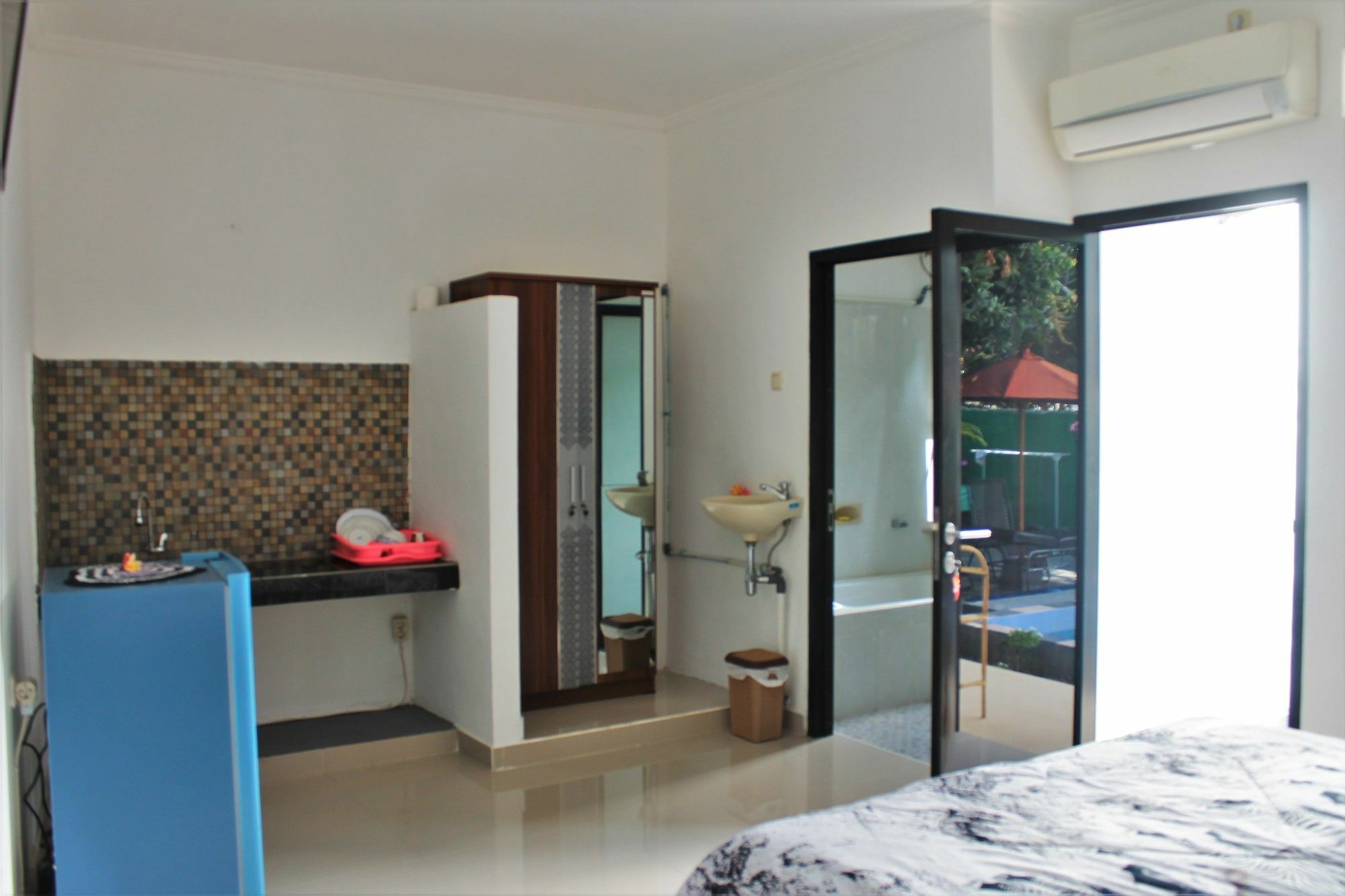 Yuliana Homestay ซานูร์ ภายนอก รูปภาพ